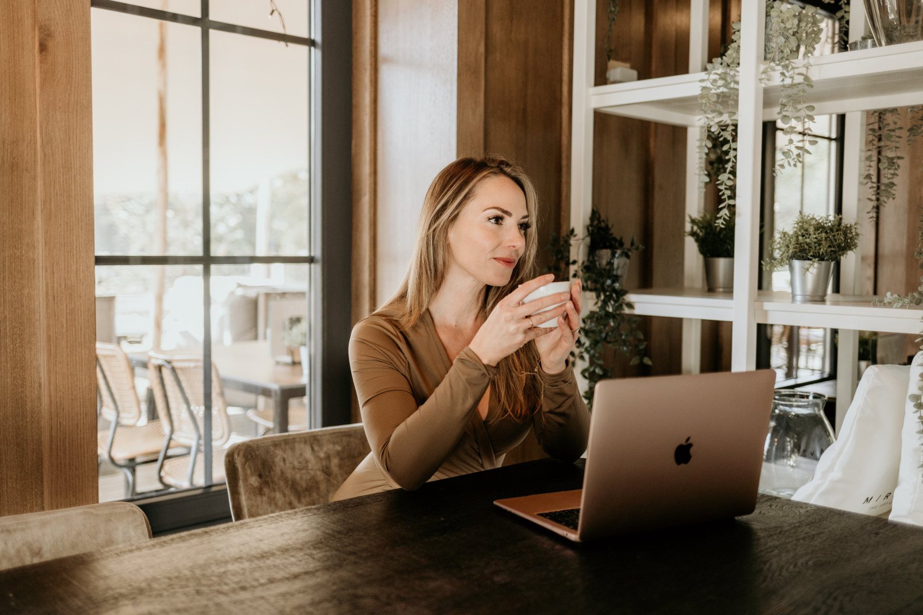 Joyce Nijsse aan het werk achter haar laptop