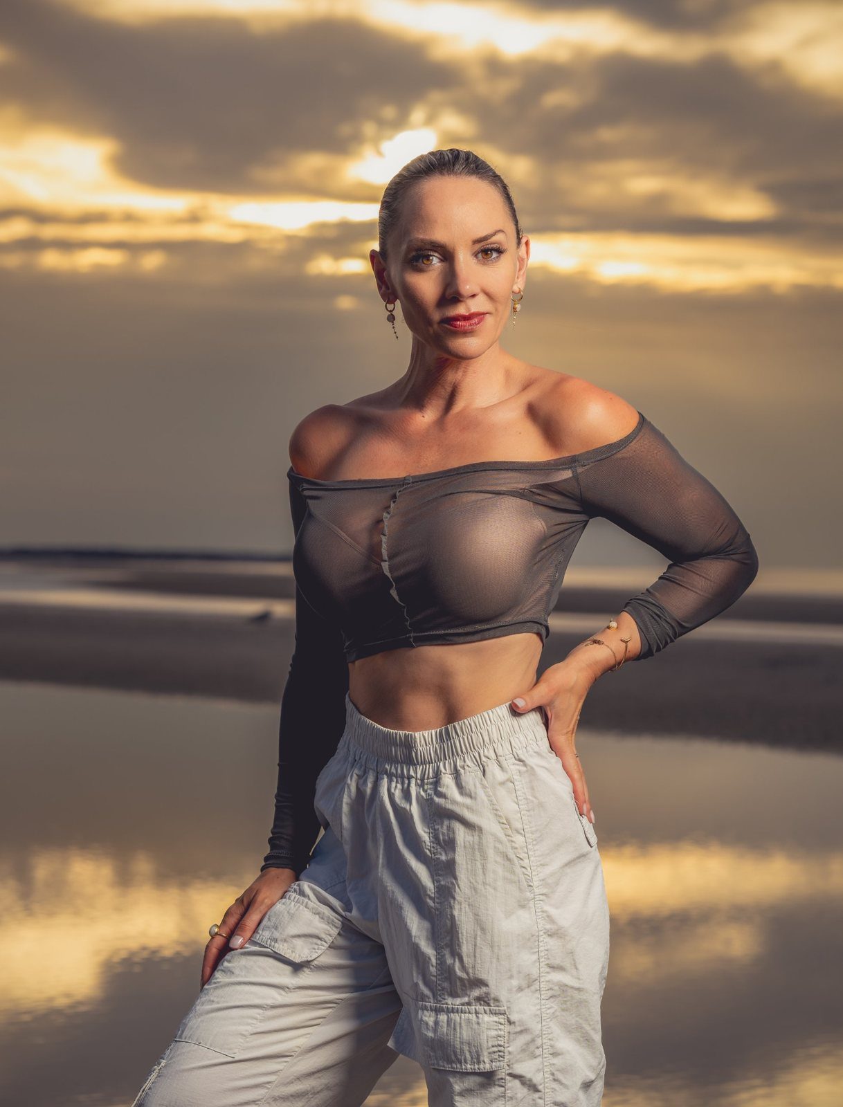 Joyce Nijsse op het strand bij zonsondergang